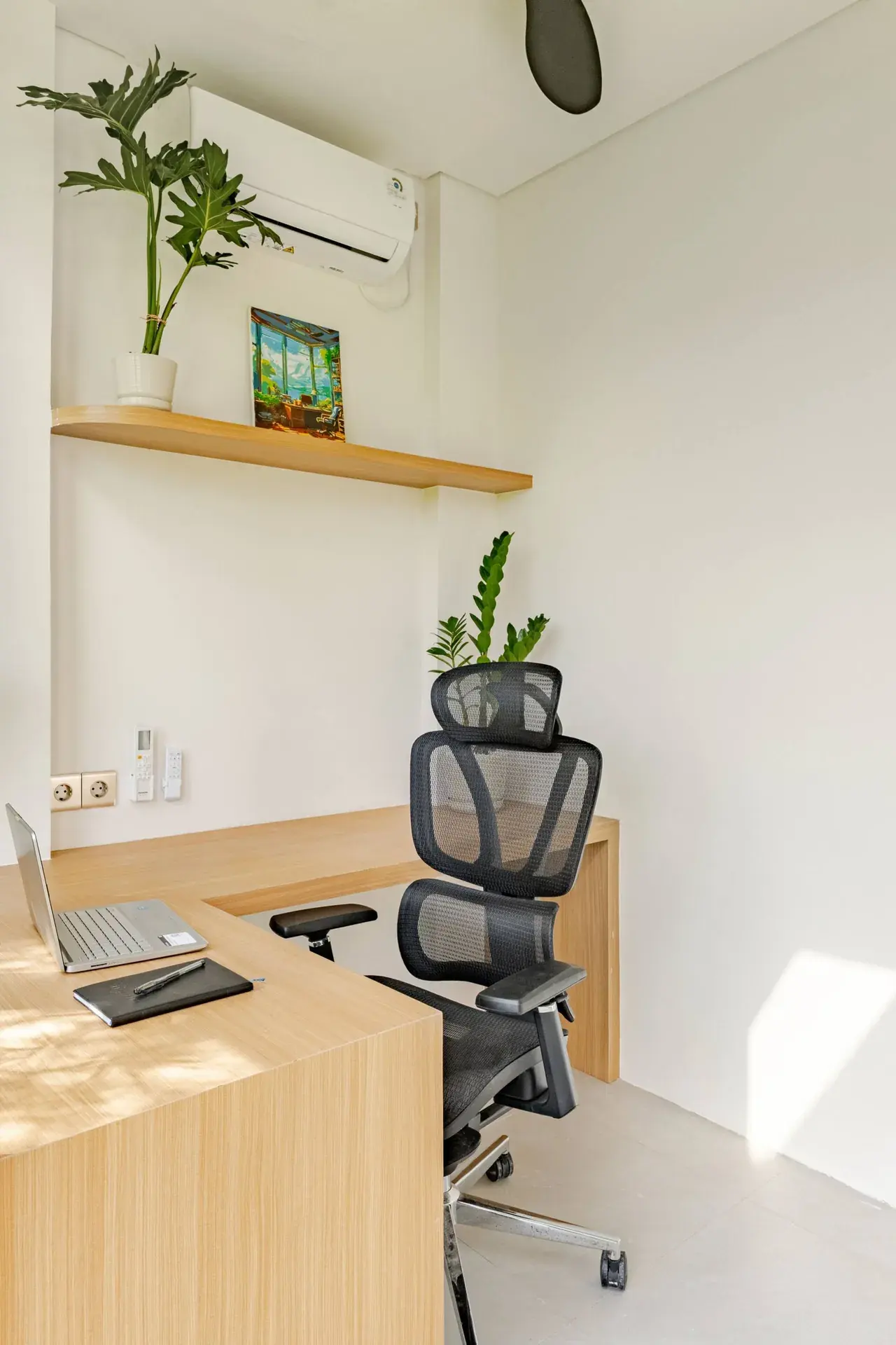 Zona de trabajo exclusiva en la Villa 1, equipada con escritorio, silla y aire acondicionado