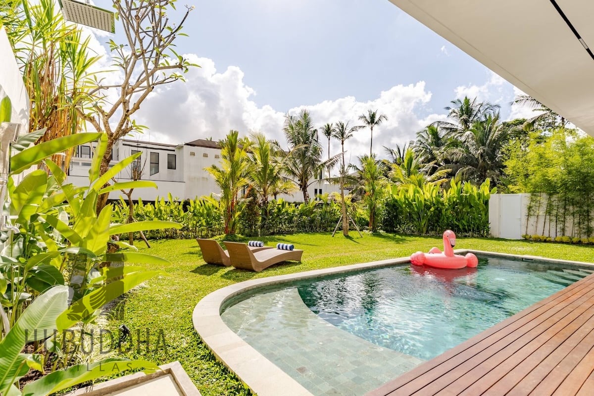 Hubuddha Villas Ubud Bali - Private infinity pool with outdoor dining area at two-bedroom villa